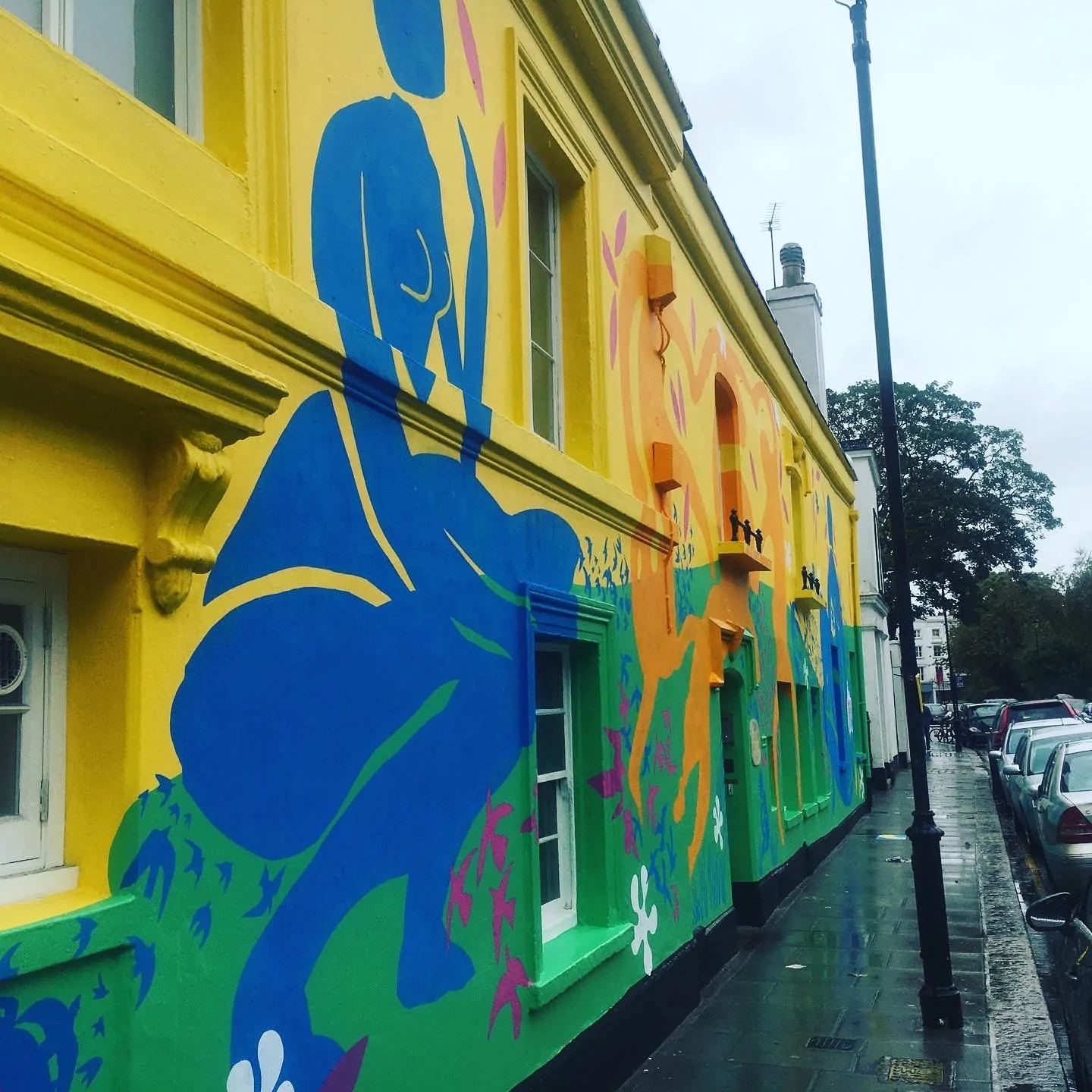 Therapy for Creatives & Artists in London Alex Golding Therapy A large blue painted figure on a yellow street wall in Holborn, near where I offer therapy for creatives in London.
